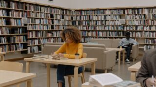 Nouvelle Aquitaine : les coupes budgétaires frappent de plein fouet les bibliothèques