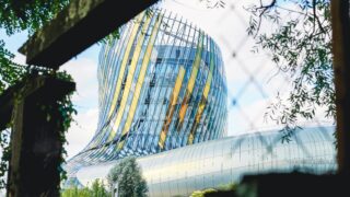 Bordeaux : deux femmes atteintes d’un cancer descendent la Cité du Vin en rappel