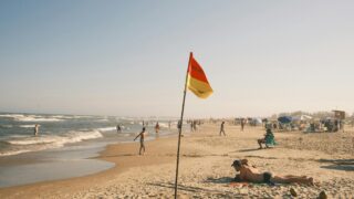Noyades en Gironde : faut-il rendre les plages payantes pour financer la sécurité ?