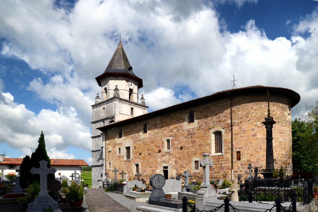 Paysage et village d’Ainhoa dans le Pays basque intérieur