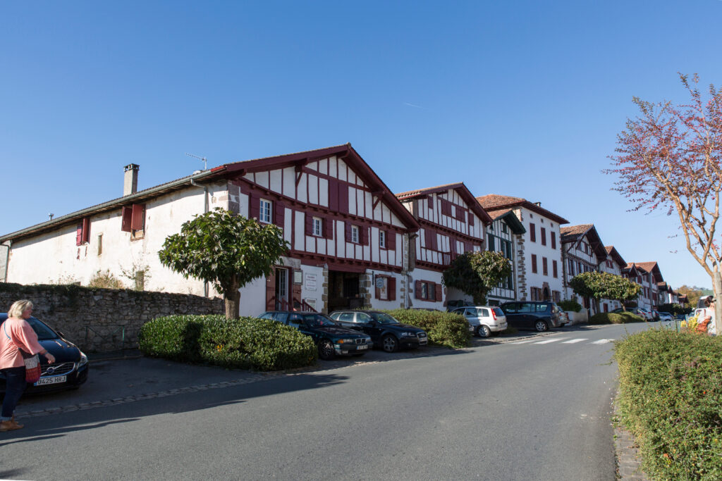 Maison basque et ruelle typique à Ainhoa, village de caractère du Pays basque