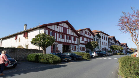 Maison basque et ruelle typique à Ainhoa, village de caractère du Pays basque