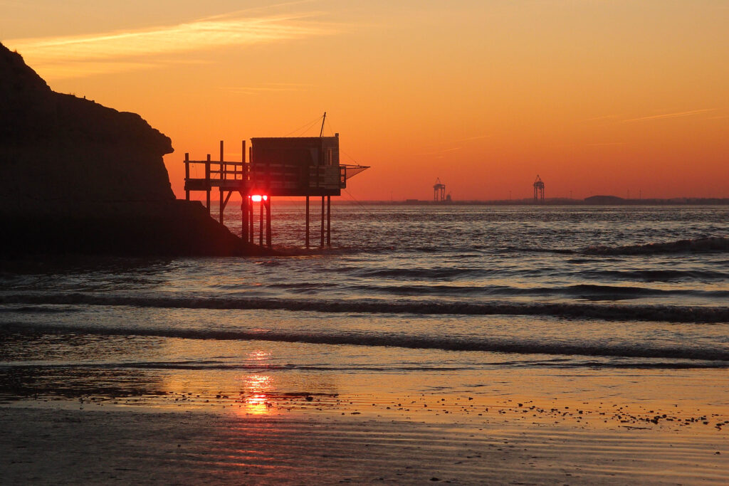 Lumière dorée sur le littoral girondin au coucher du soleil