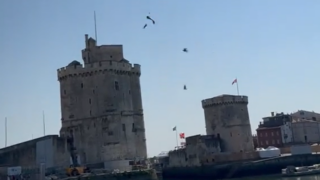 [Vidéo] Des parachutistes de l&rsquo;équipe de France atterrissent dans le Vieux-Port de la Rochelle !