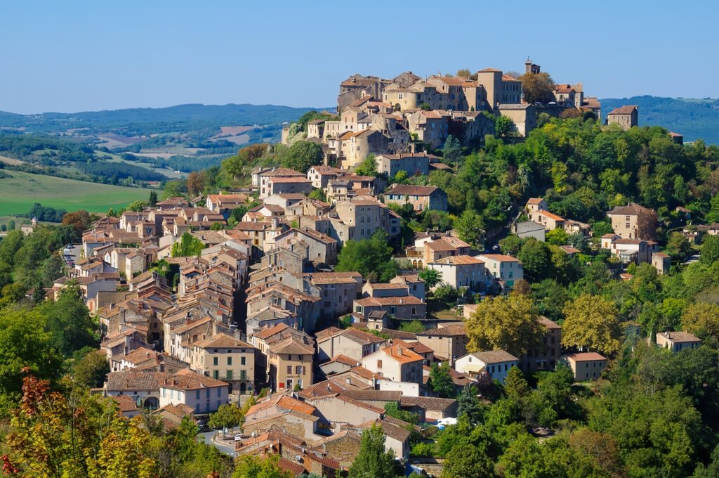 Ruelle pavée de Cordes-sur-Ciel pour une visite médiévale