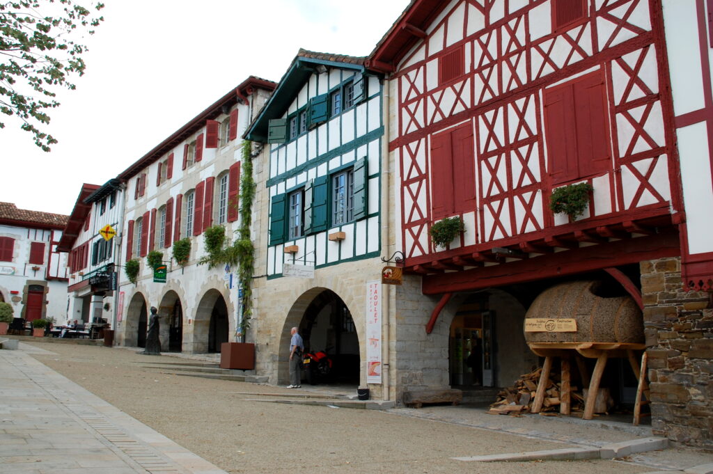 Place et maisons traditionnelles de La Bastide-Clairence au Pays basque
