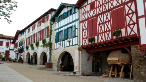 Place et maisons traditionnelles de La Bastide-Clairence au Pays basque