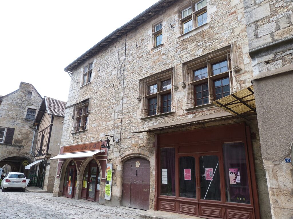 Architecture en pierre à Villeneuve-d’Aveyron, bastide de caractère du Rouergue