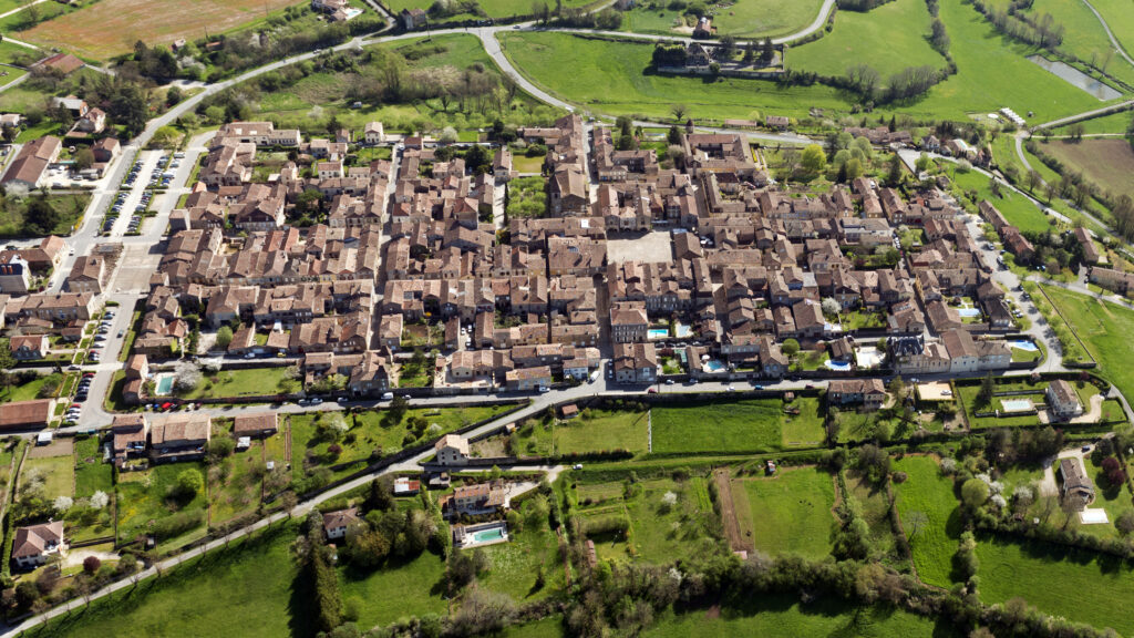 Place des Cornières de Monpazier, bastide emblématique du Périgord
