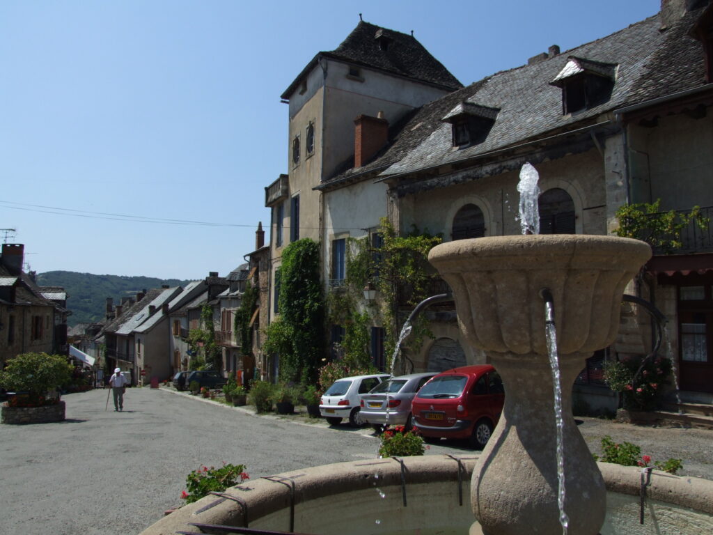 Ruelle en pente de Najac menant vers la forteresse