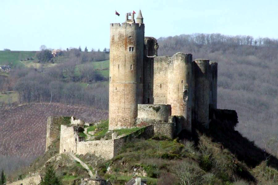 Najac et sa silhouette médiévale perchée en Aveyron