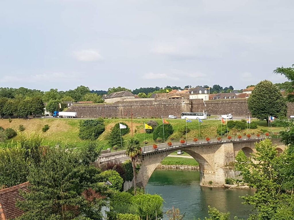 Ruelle ancienne de Navarrenx pour une visite patrimoine dans le Sud-Ouest