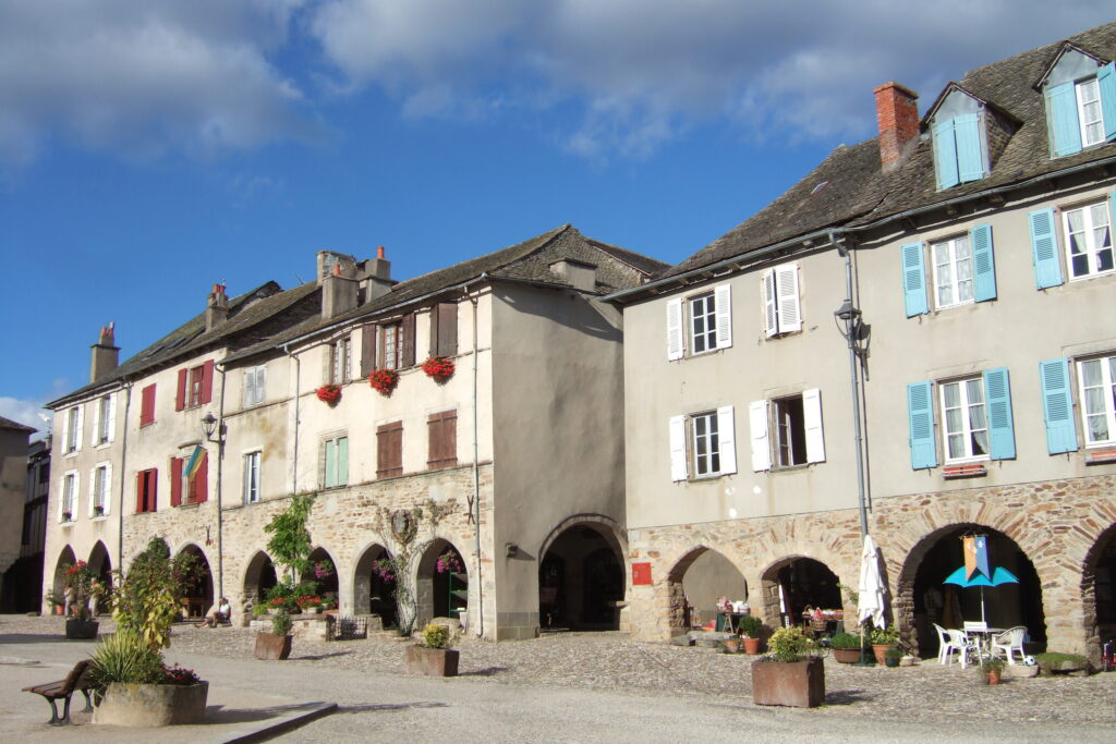 Place à arcades de Sauveterre-de-Rouergue, bastide royale de l’Aveyron