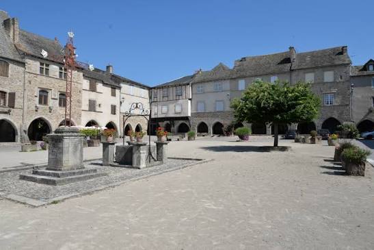 Maisons anciennes et ruelles de Sauveterre-de-Rouergue en Aveyron