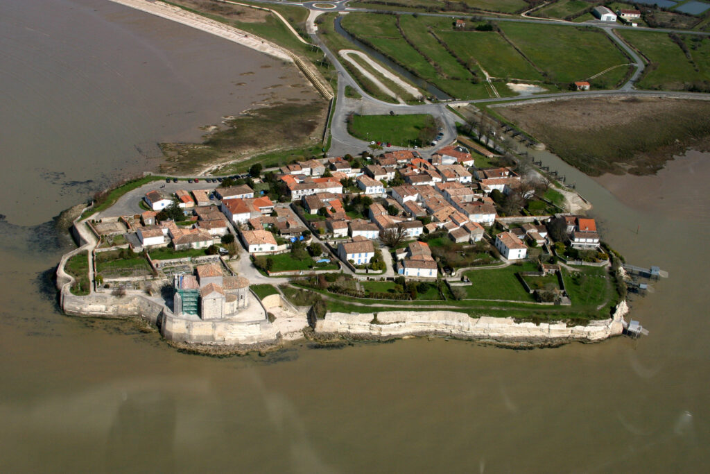 Ruelles fleuries de Talmont-sur-Gironde pour une escapade depuis Bordeaux