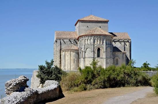 Talmont-sur-Gironde et son village blanc face à l’estuaire