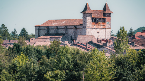 Halle et place de Villeréal, bastide vivante du Lot-et-Garonne