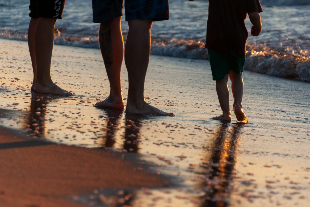 Famille au bord de la plage