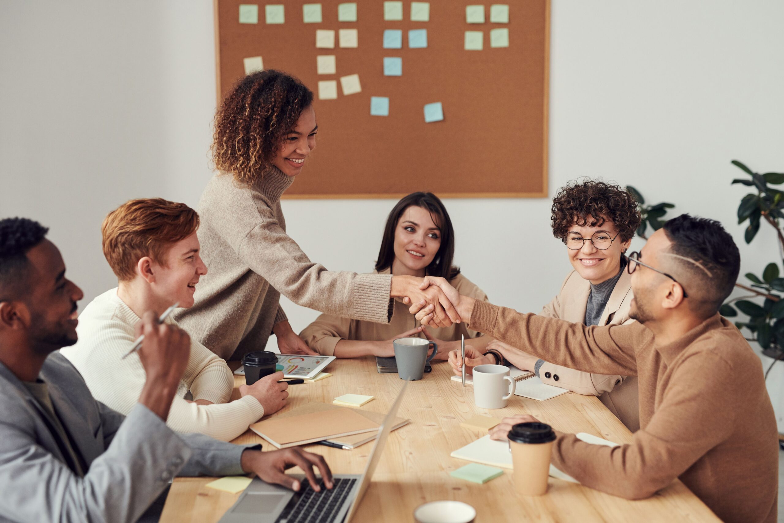 Travail en équipe pour illustrer les secteurs qui recrutent dans la métropole bordelaise