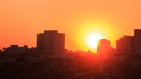 Soleil intense sur des immeubles en ville