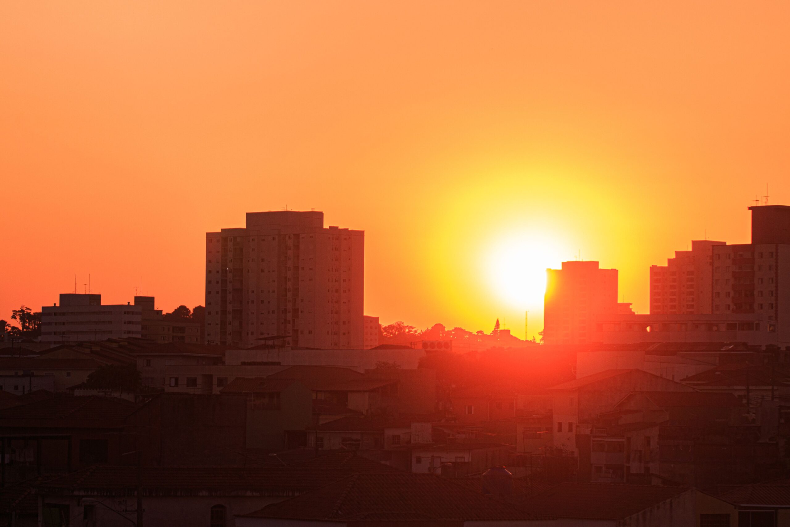 Soleil intense sur des immeubles en ville