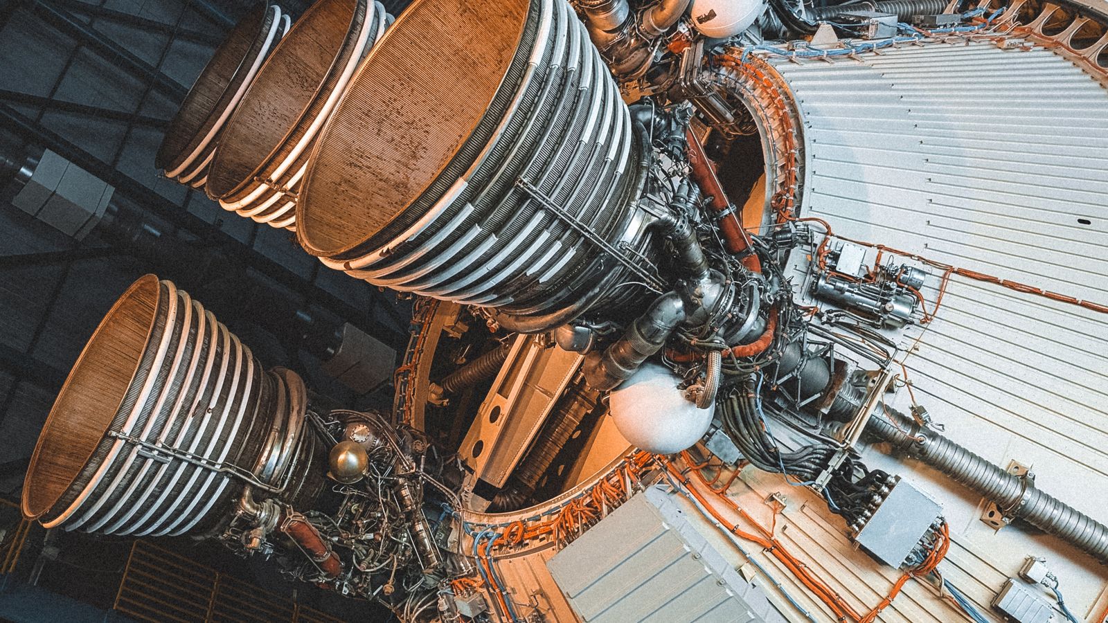 Moteur spatial et composants mécaniques dans un atelier industriel