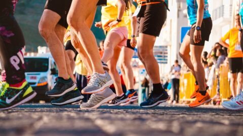 Groupe de participants prenant part à une course en ville