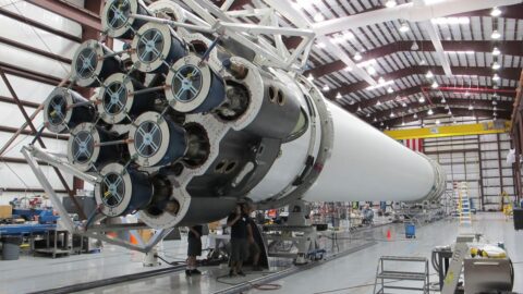 Assemblage d'un équipement spatial dans une usine aéronautique