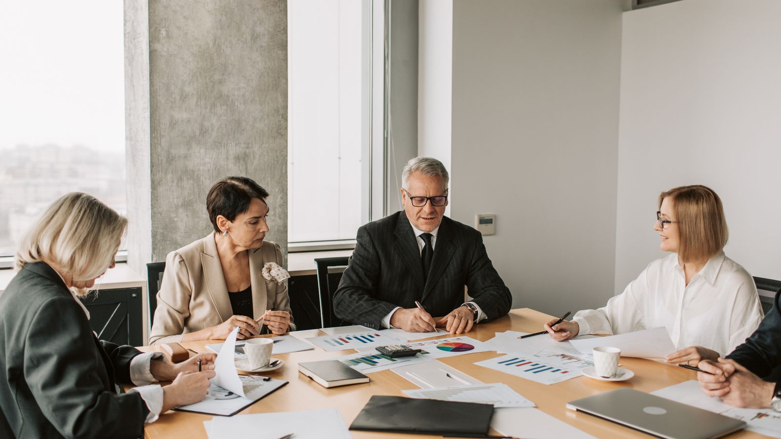 Équipe professionnelle étudiant des perspectives d'investissement et d'emploi