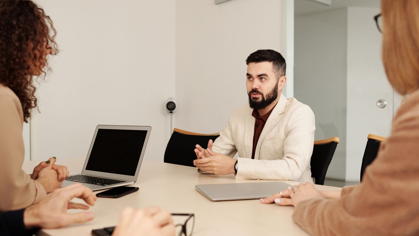 Professionnels échangeant sur la trésorerie et l'activité d'une entreprise