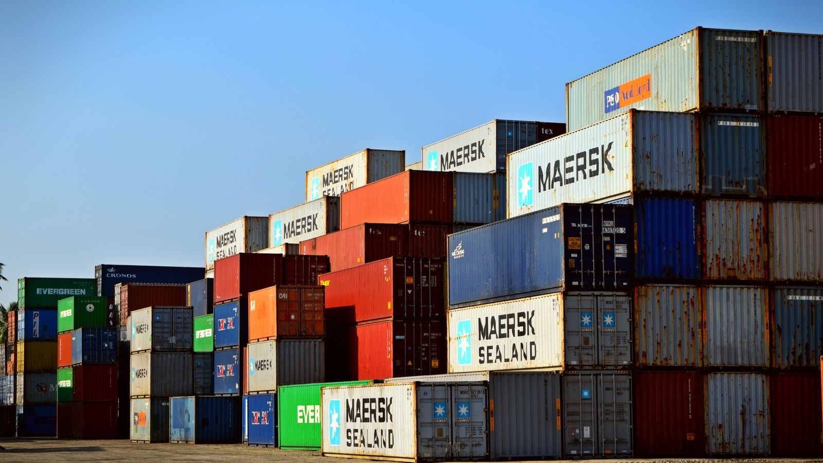 Conteneurs de marchandises dans une zone de fret international