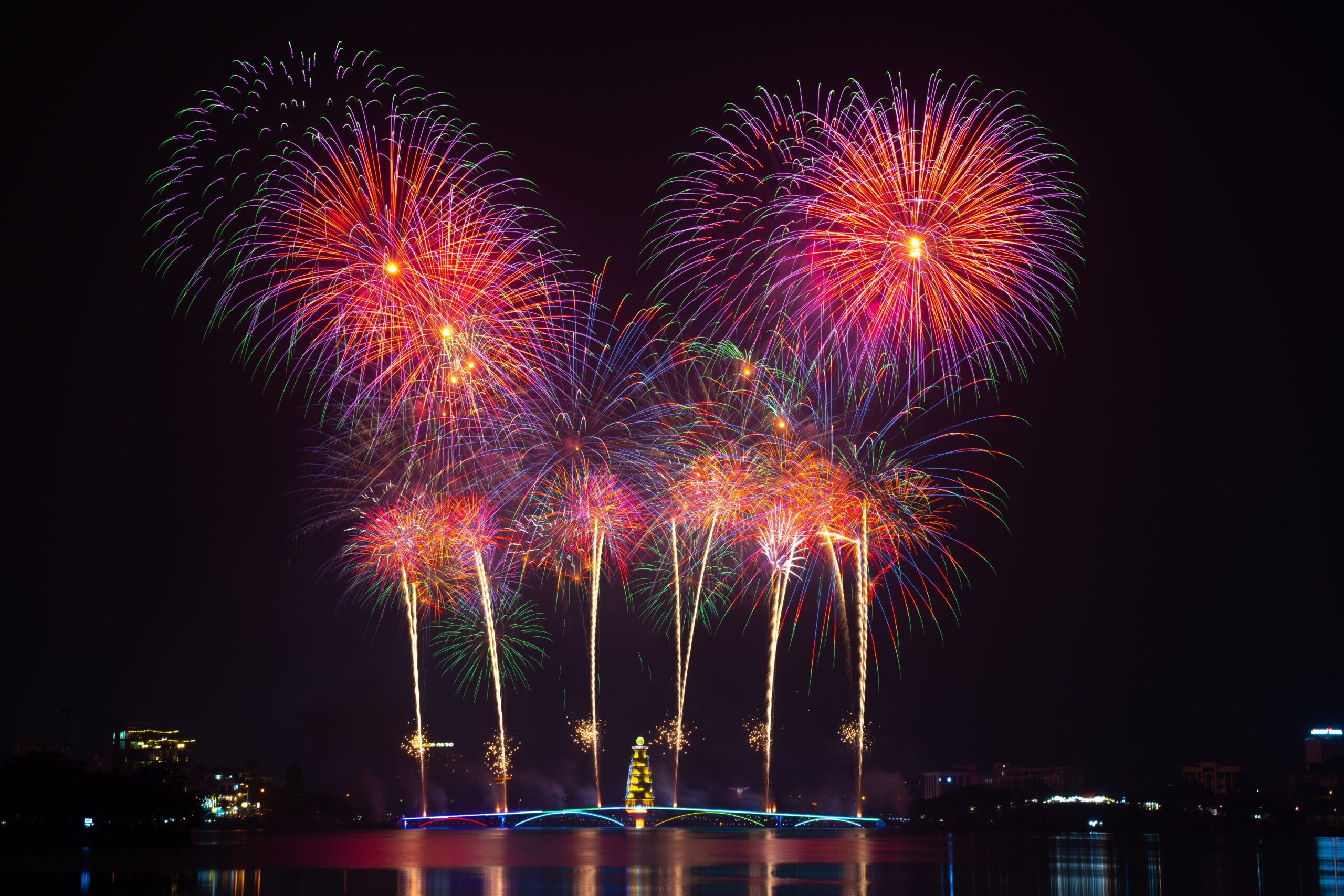 Feu d’artifice au-dessus de l’eau