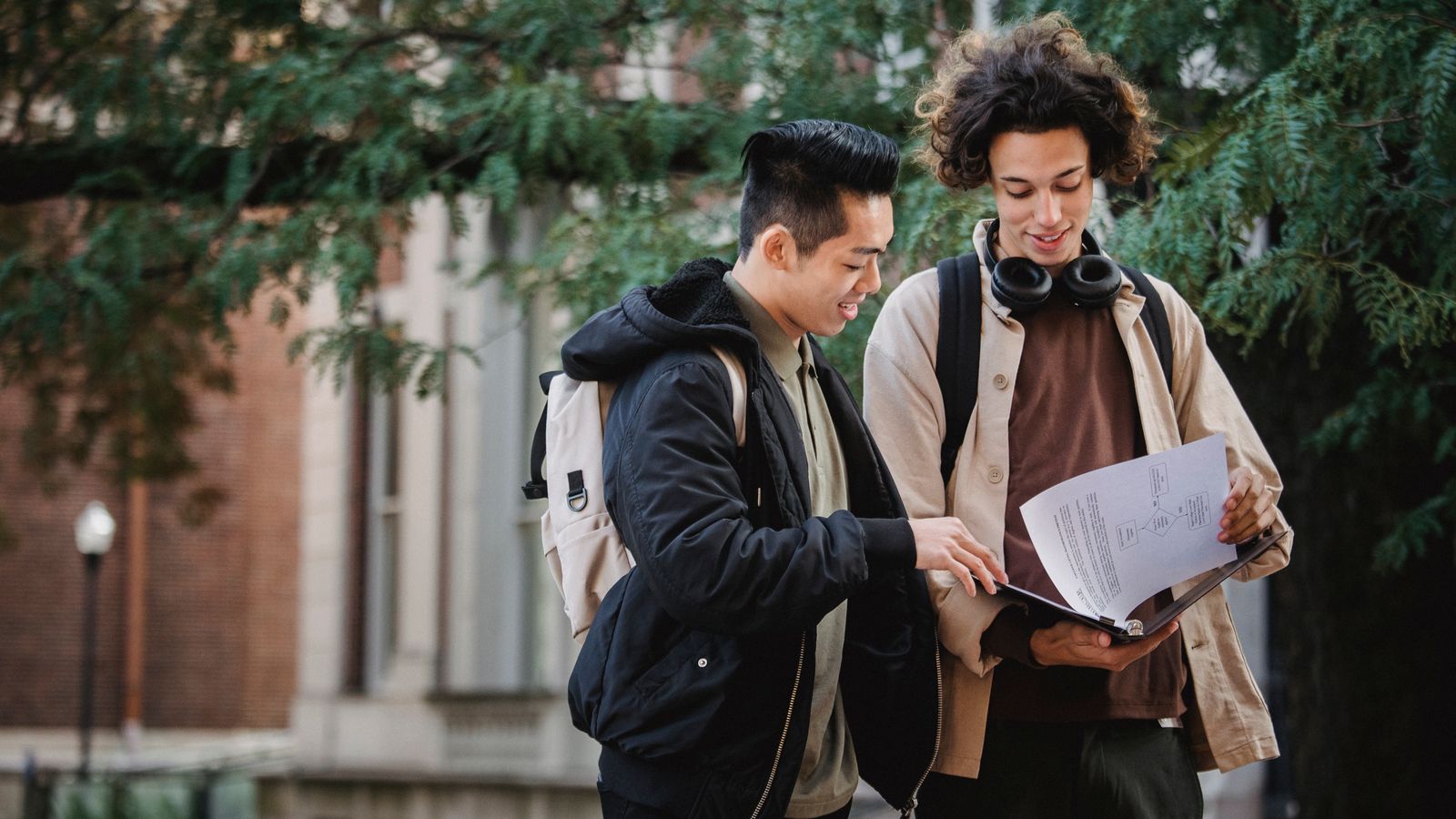 Étudiants consultant des documents sur un campus