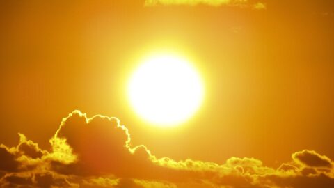 Soleil intense illustrant une vigilance canicule en Gironde