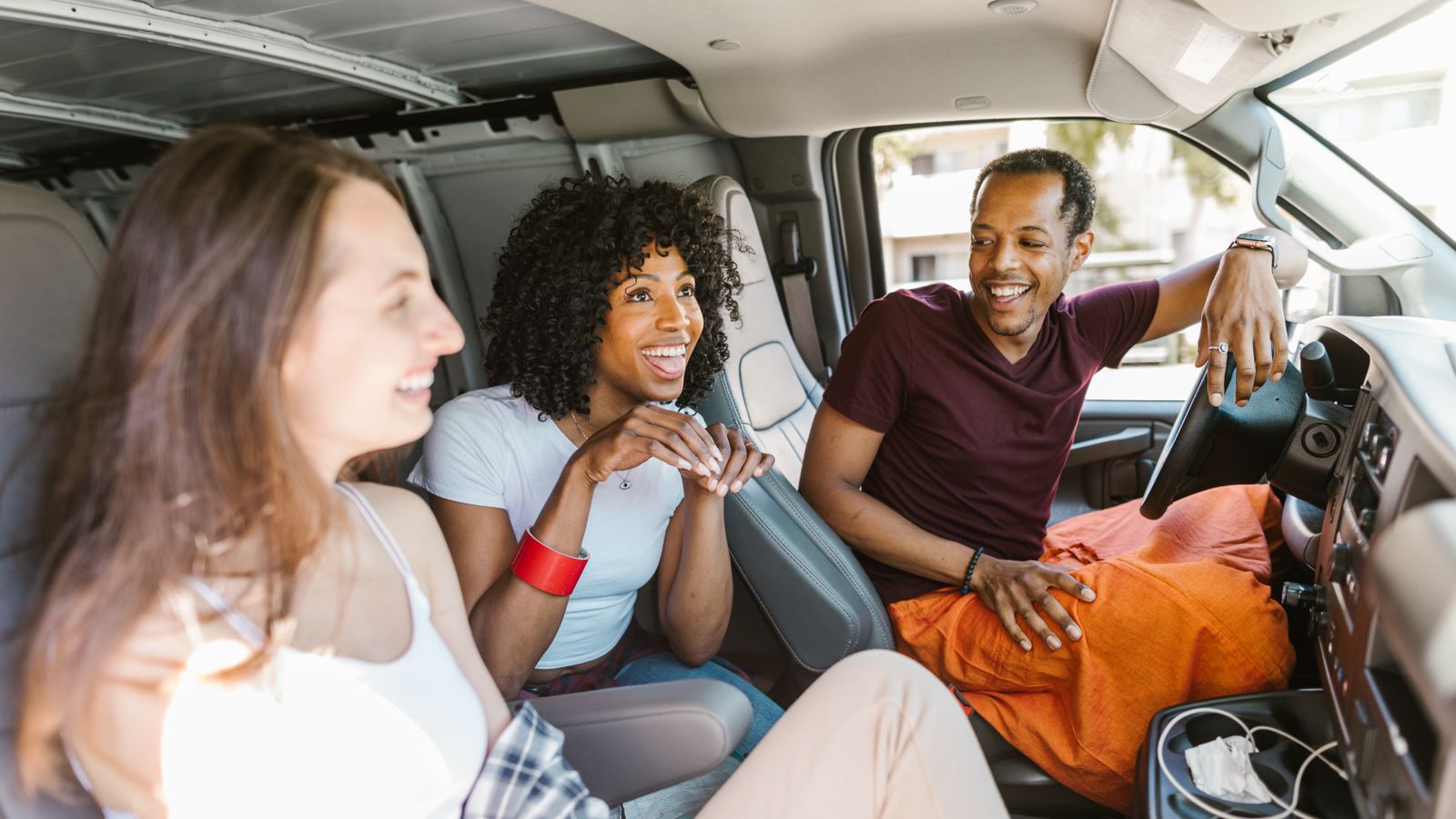 Plusieurs passagers partageant un trajet dans un véhicule