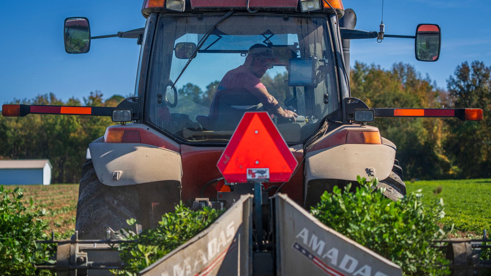 Agriculteur conduisant un tracteur moderne dans un champ