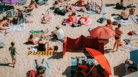 Plage ensoleillée pendant une journée de forte chaleur