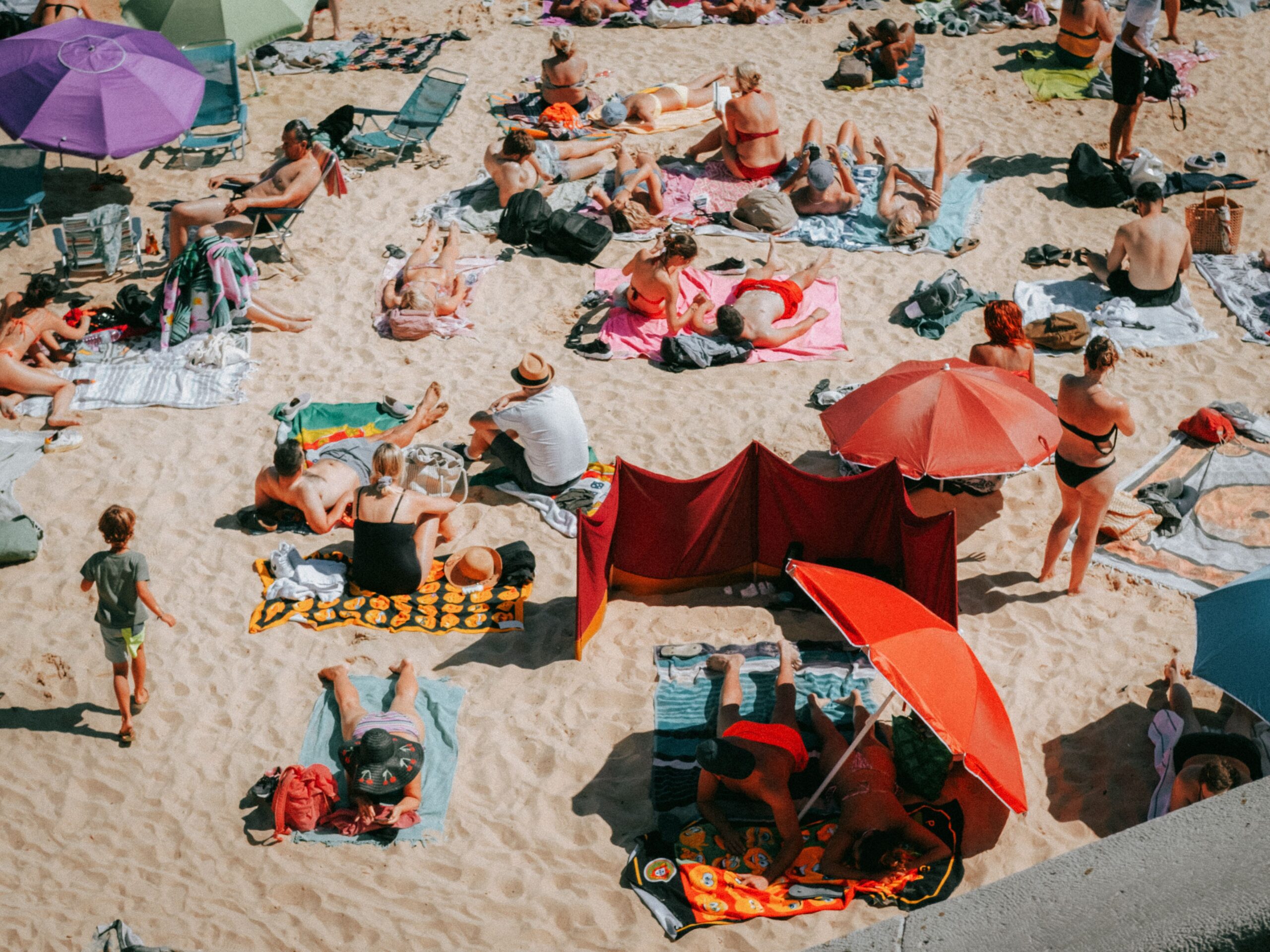 Plage ensoleillée pendant une journée de forte chaleur