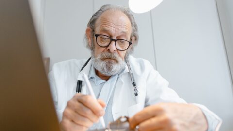Médecin en consultation pour illustrer la recherche de généralistes à Pugnac en Gironde