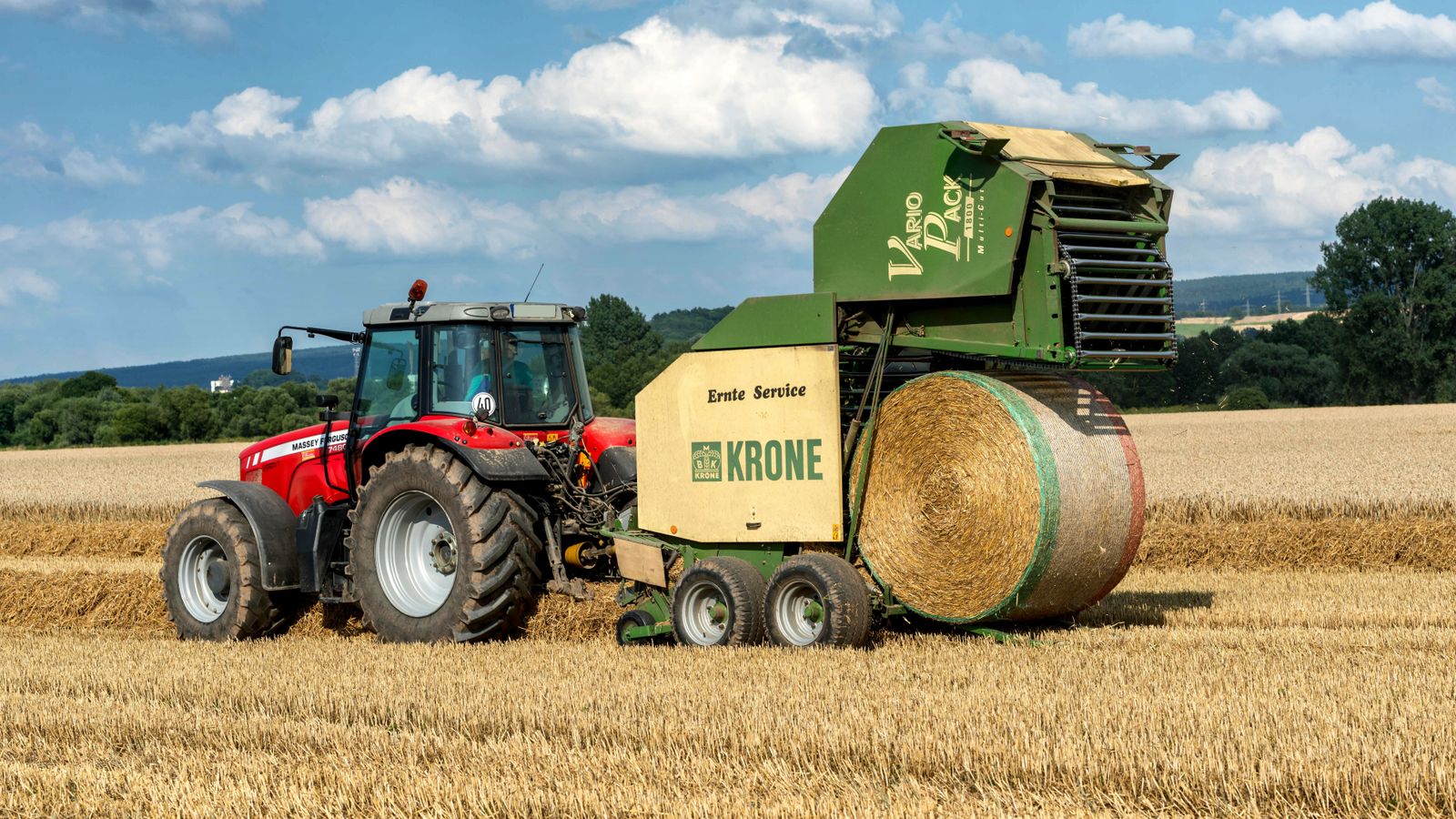 Tracteur et machine agricole travaillant dans un champ de céréales