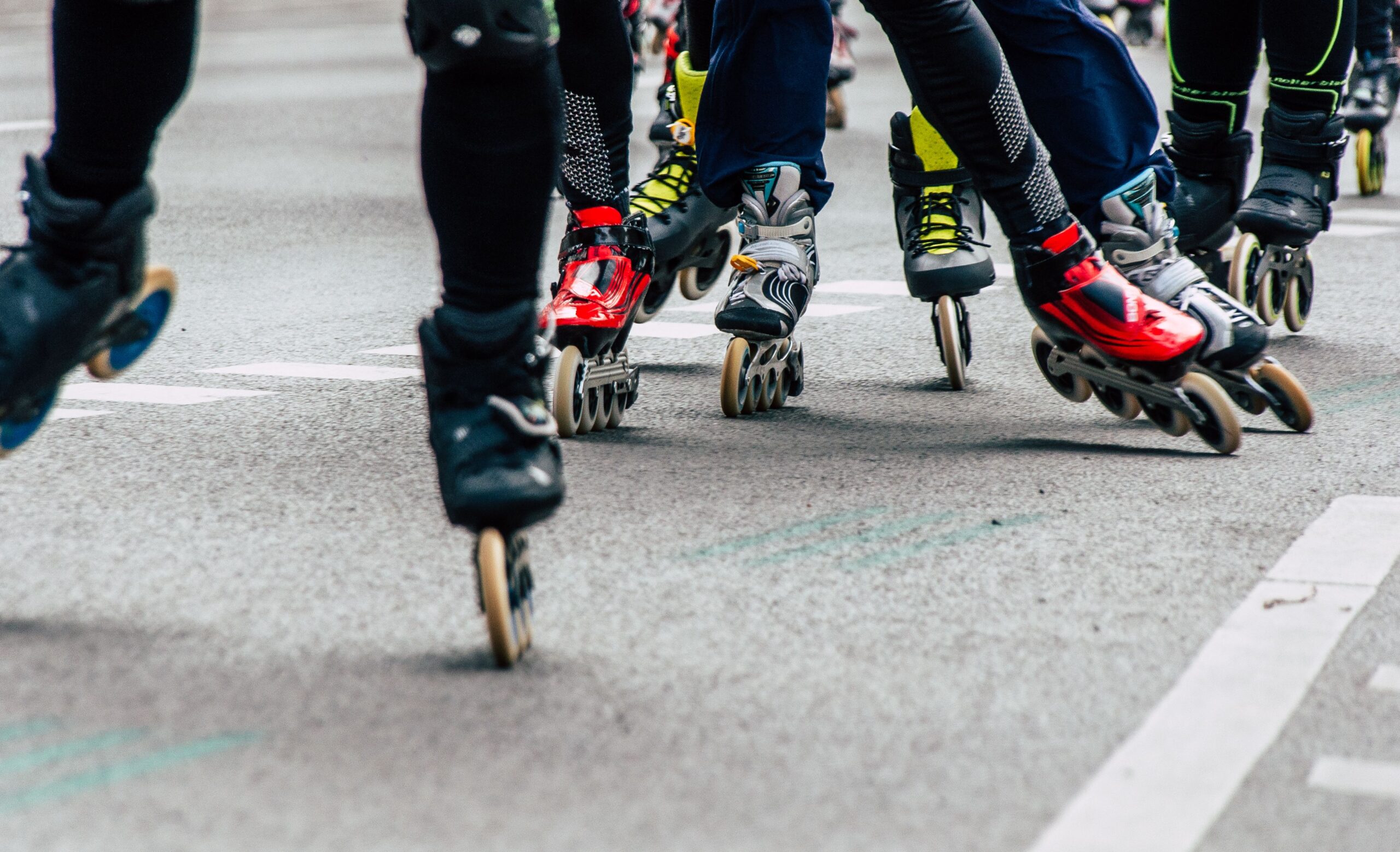 Groupe de personnes en rollers sur une route