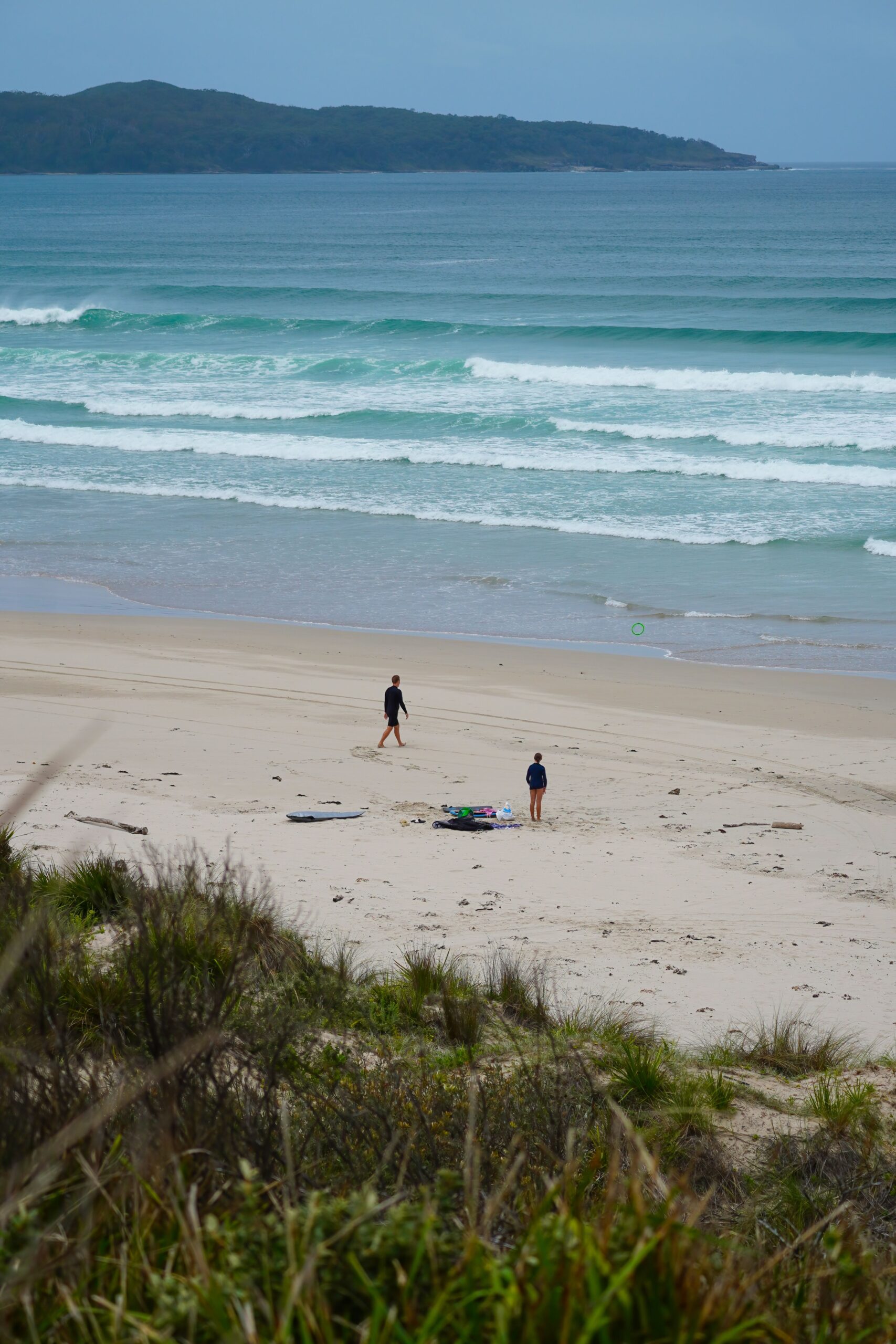 Surfeurs préparant une session sur la plage
