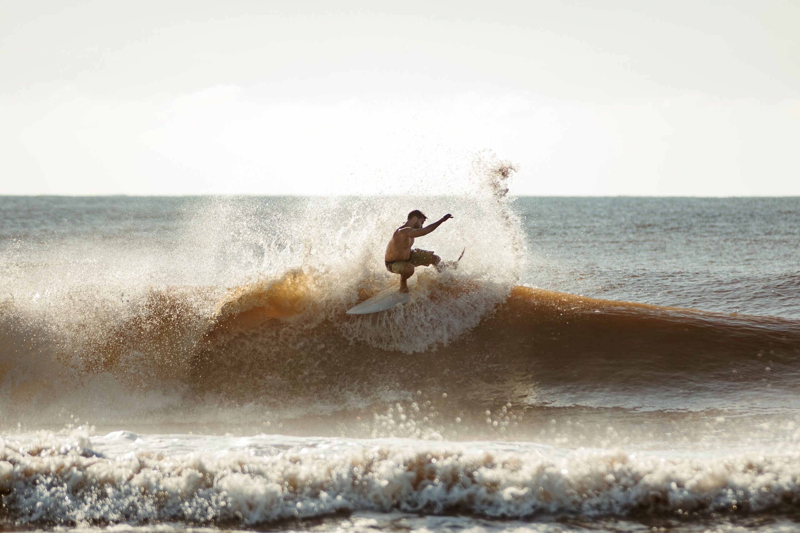 Surfeur sur une vague