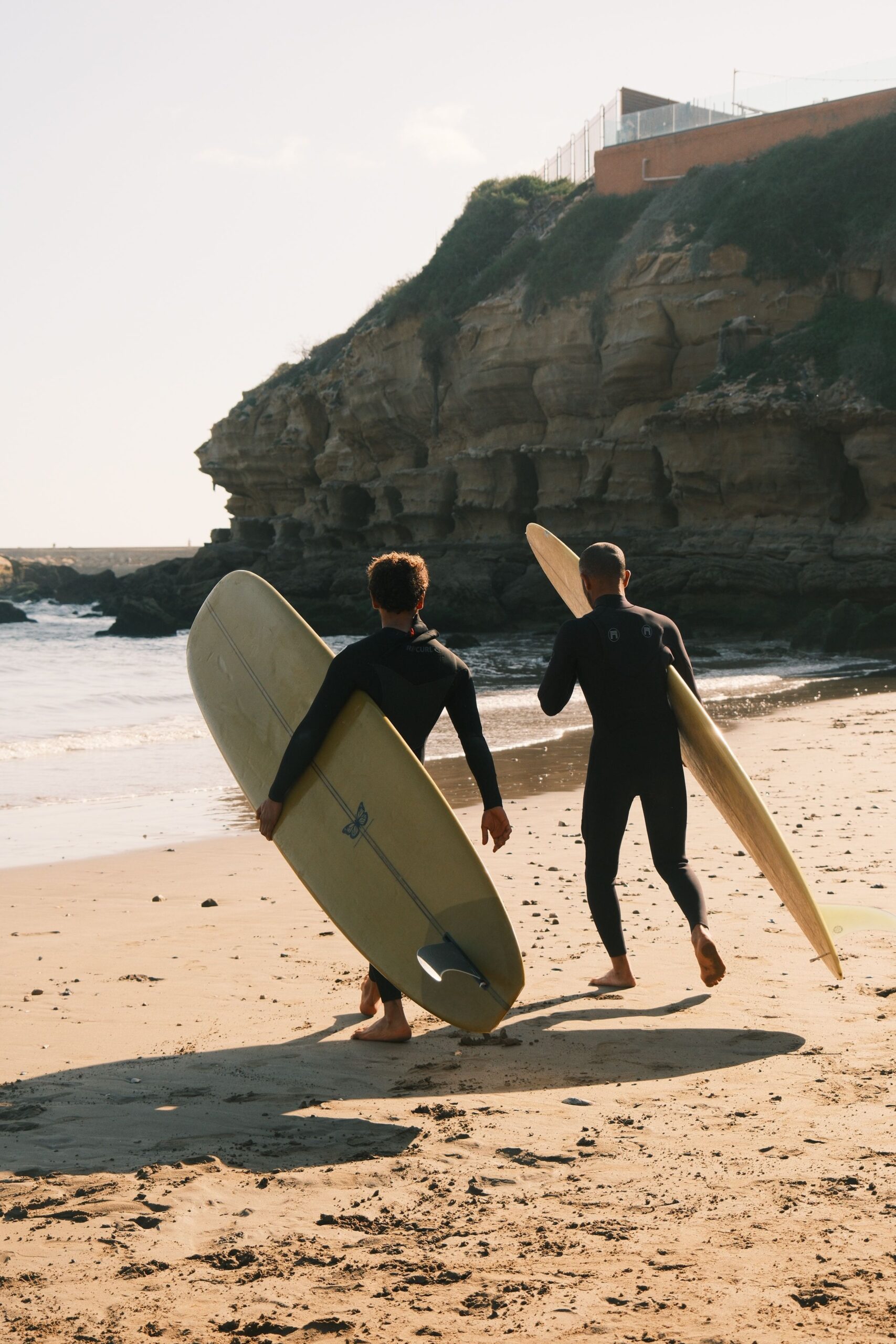 Surfeurs marchant vers l’océan