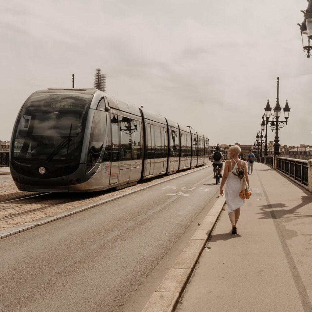 Voyageurs sur le réseau TBM à Bordeaux en été
