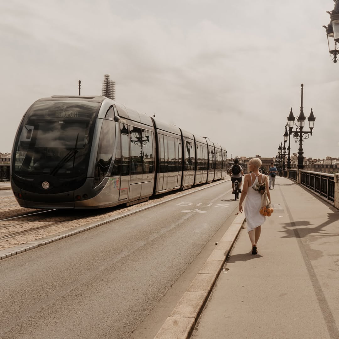 Voyageurs sur le réseau TBM à Bordeaux en été