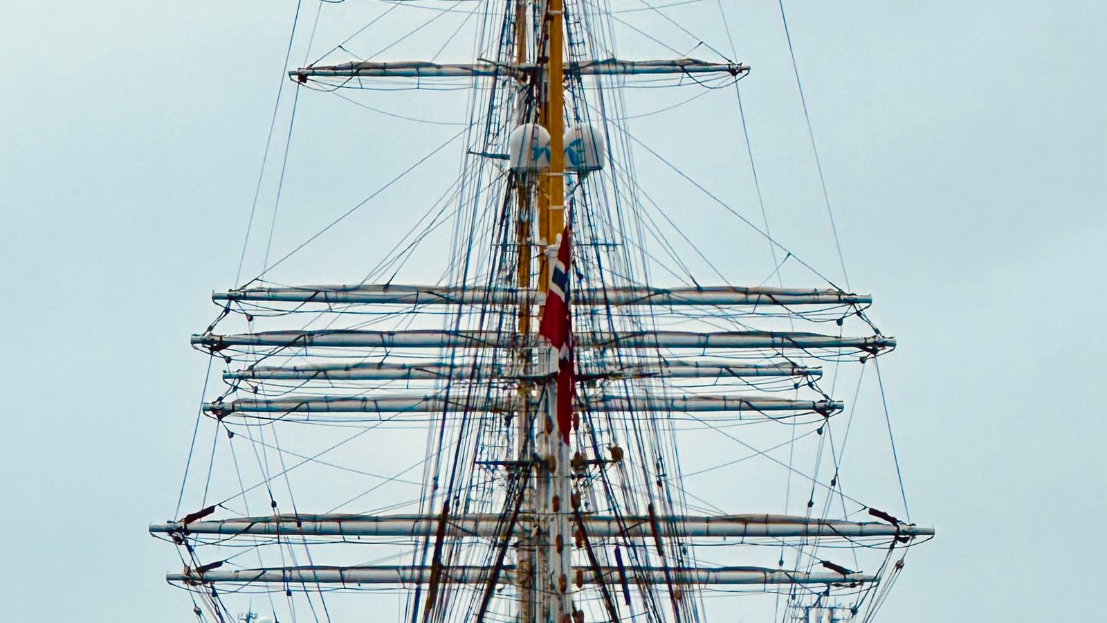 Grand voilier à plusieurs mâts amarré dans un port