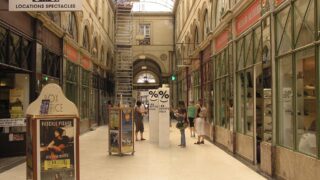 Galerie Bordelaise : le passage couvert qui traverse un îlot en diagonale