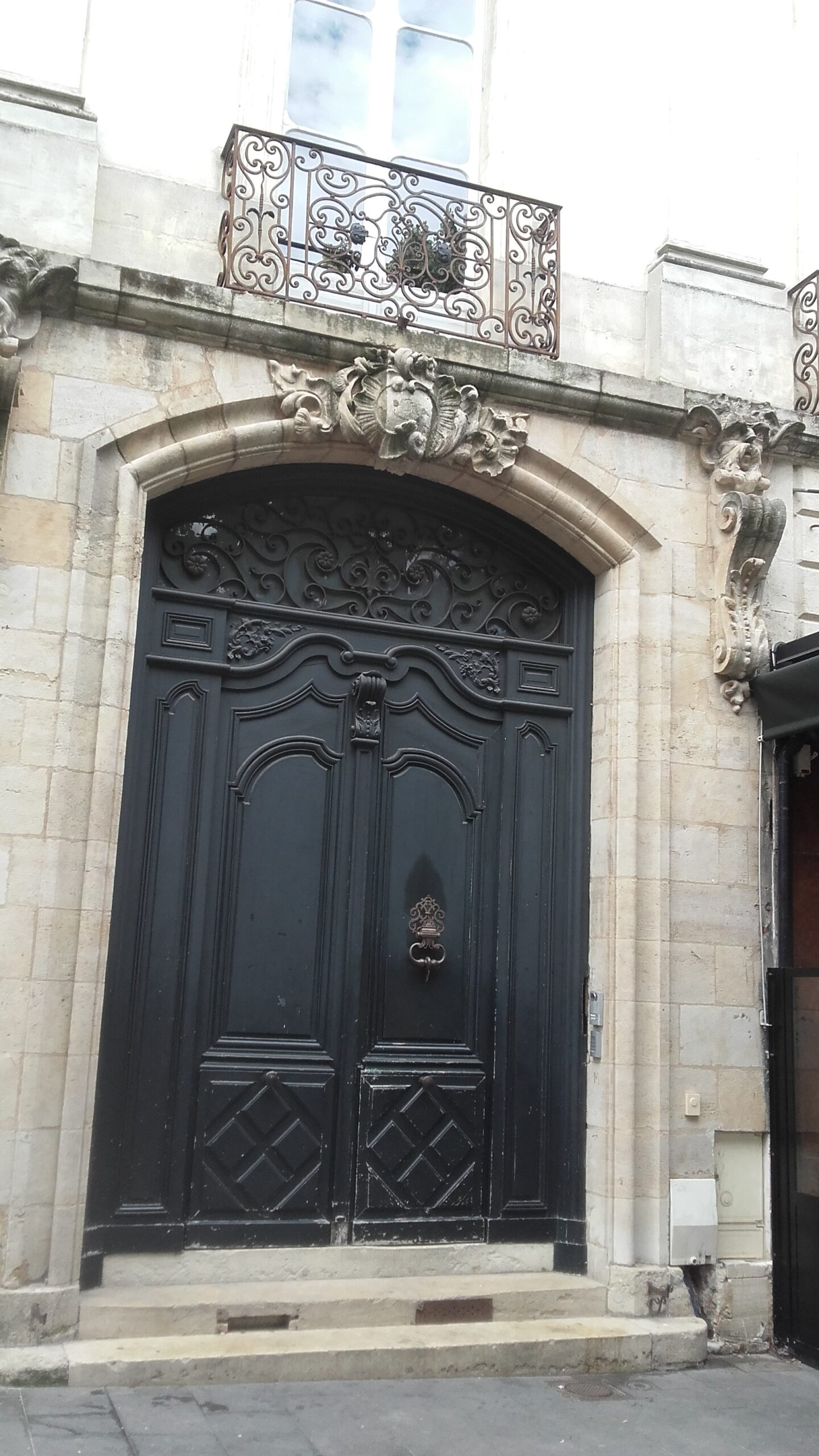 Porte principale en boiserie de l’Hôtel Gradis