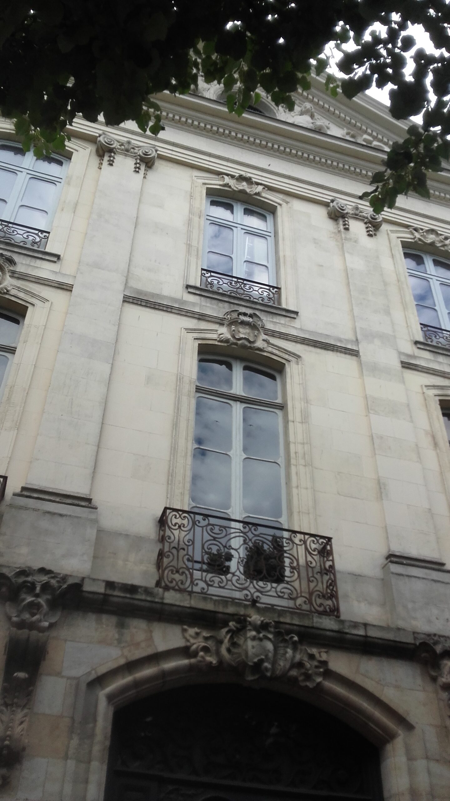Travée centrale sculptée de l’Hôtel Gradis
